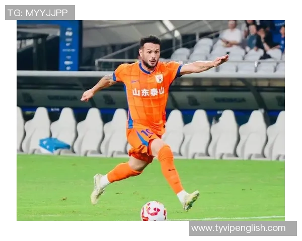 足球后卫英雄守护球门铁壁防线展现绝佳防守技术与无畏精神