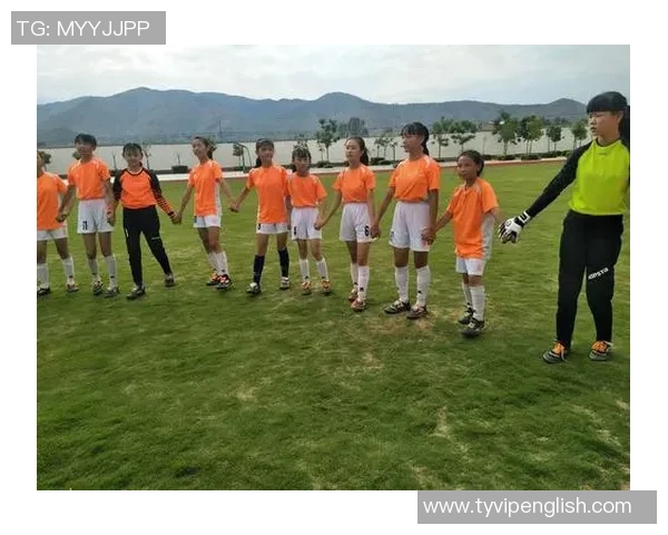 足球巨星敬礼瞬间定格荣光时刻展现球场英勇精神 足球巨星敬礼瞬间定格荣光时刻展现球场英勇精神